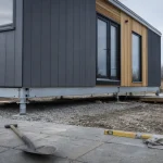 Tiny house fixe moderne sur structure métallique et pieds de réglage