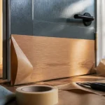 Décoration porte intérieur : adhésif bois clair sur porte, peinture et ruban de masquage