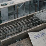 Linteau ferraillage : armatures et coffrage béton en chantier